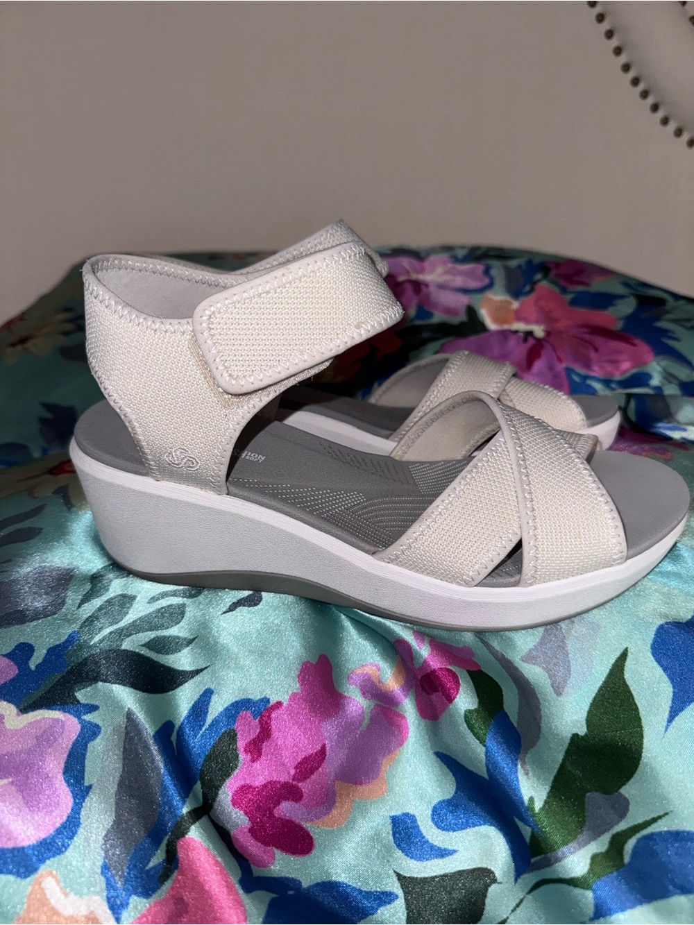 CLARKS Cloud Steppers Cushion Soft Sandals Size 8 Cream color - Picture 3 of 9